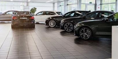 Ausstellungsfläche mit Gebrauchtwagen im Autohaus ISERT in Kronach